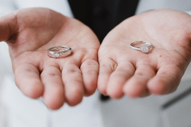 What is the Difference Between Pave and Halo Engagement Rings?