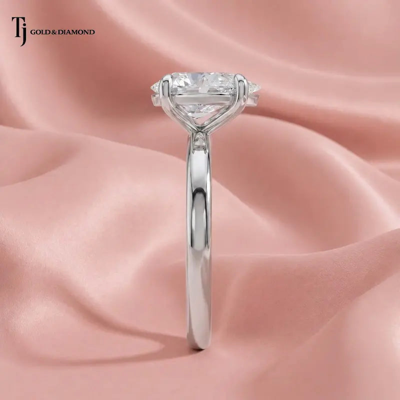 Side profile of a 1.5 carat pear cut 4-claw solitaire engagement ring in 18kt white gold