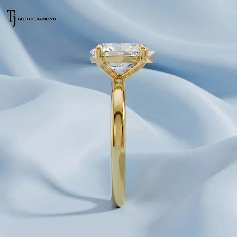 Side profile of a 1.5 carat pear cut 4-claw solitaire engagement ring in 18kt yellow gold