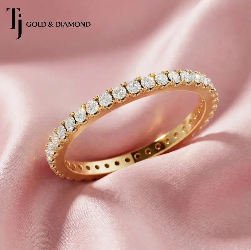 Scallop setting full eternity diamond wedding band in 18kt yellow gold with round brilliant lab-grown diamonds.