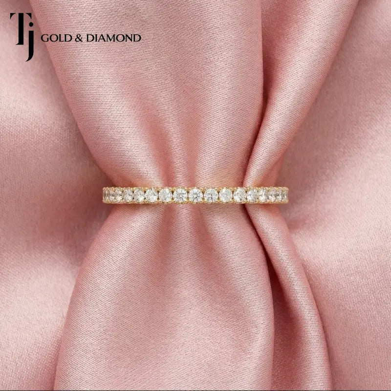 Full eternity diamond wedding band featuring a scallop setting in 18kt yellow gold with round brilliant lab-grown diamonds.