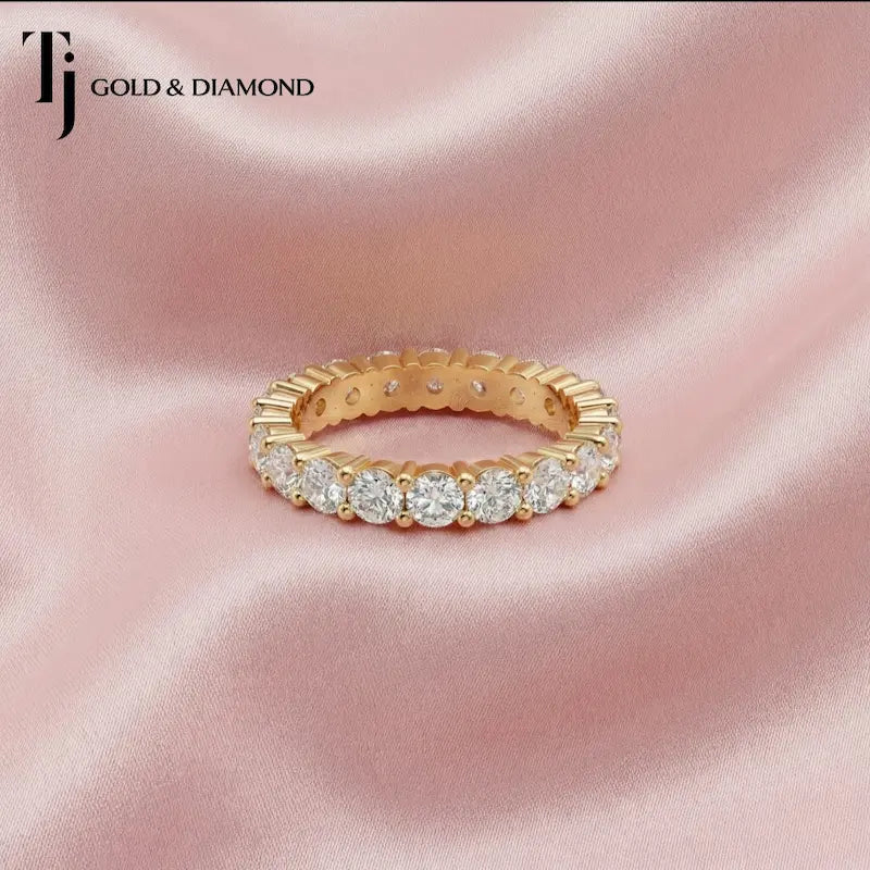 Full eternity diamond wedding band featuring a shared prong setting in 18kt yellow gold with round brilliant lab-grown diamonds.