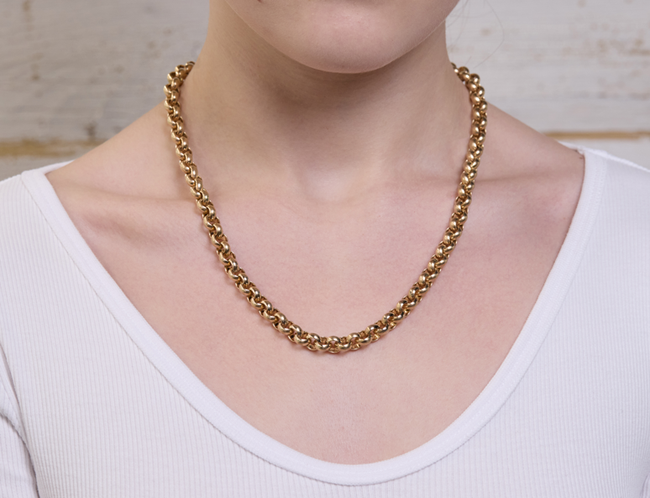 BELCHER NECKLACE ROLO CHAIN worn by a model highlighting its elegant design and gold color.