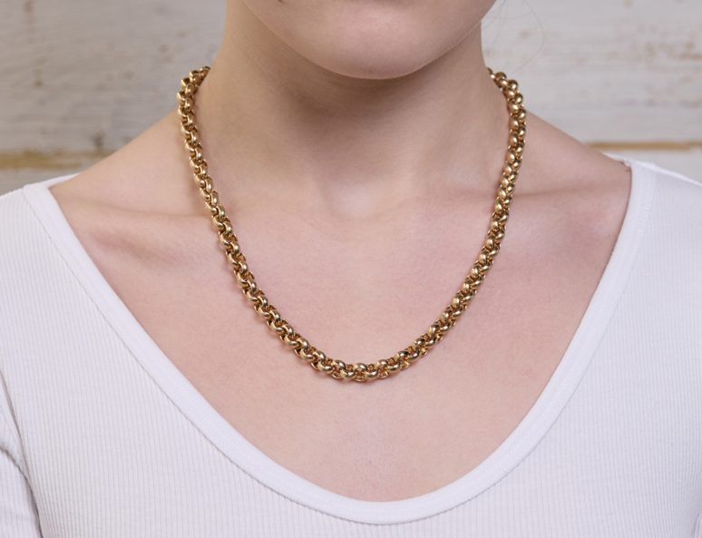BELCHER NECKLACE ROLO CHAIN worn by a model highlighting its elegant design and gold color.