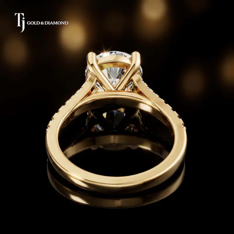 Round Cut Split Shank Diamond Engagement Ring - 18kt Yellow Gold